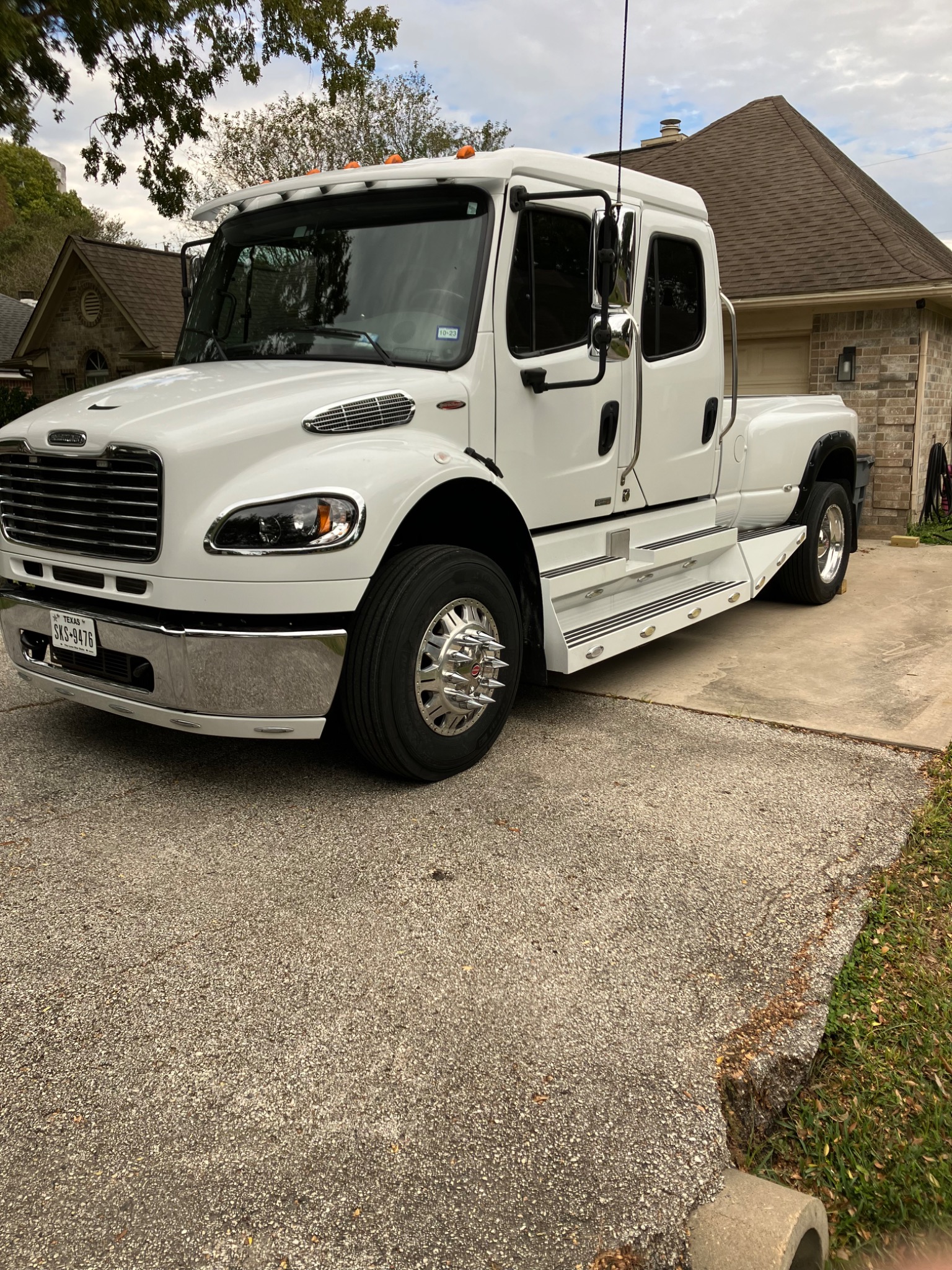 Freightliner sportchassis audio installation